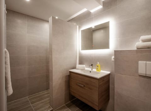 Shower, Bathroom, towels