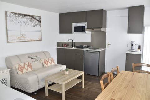 Kitchen or kitchenette, Living room