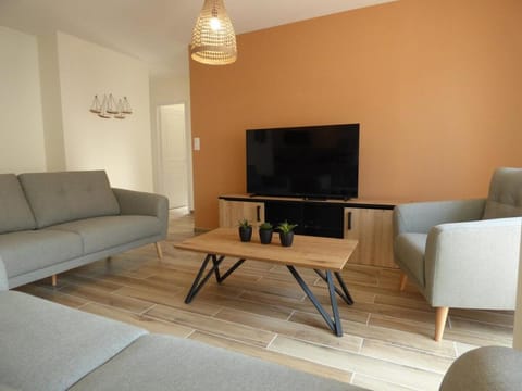 Communal lounge/ TV room, TV and multimedia, Living room, Seating area