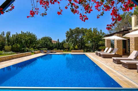 4 bedroom Villa Galinios with large private pool, Aphrodite Hills Resort Villa in Kouklia