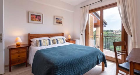 4 bedroom Villa Helidoni with private infinity pool, Aphrodite Hills Resort Moradia in Kouklia