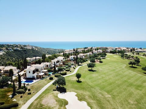 2 bedroom Villa Destu with private pool and golf views, Aphrodite Hills Resort Chalet in Kouklia