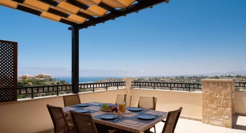 3 bedroom Villa Melandra with private pool and sea views, Aphrodite Hills Resort Moradia in Kouklia