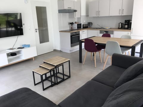 TV and multimedia, Kitchen or kitchenette, Living room, Seating area, Dining area, oven, stove