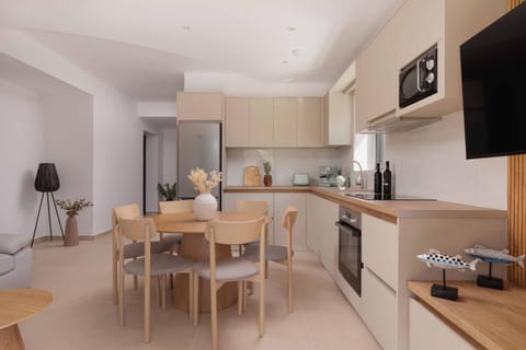 TV and multimedia, Kitchen or kitchenette, oven, stove