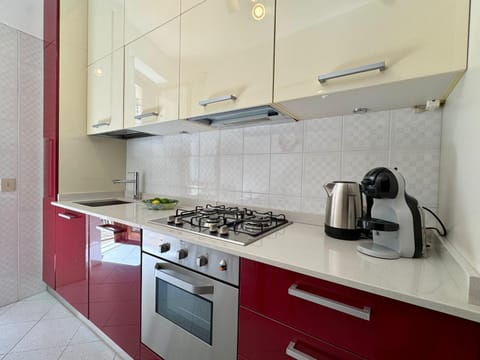 Coffee/tea facilities, Kitchen or kitchenette, dishwasher, stove