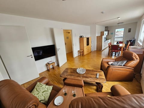 Communal lounge/ TV room, TV and multimedia, Living room, Photo of the whole room, Seating area, Evening entertainment