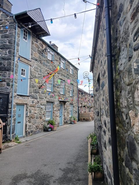 Property building, Day, Street view