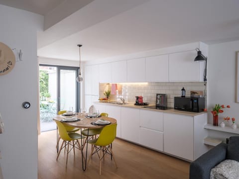Coffee/tea facilities, Kitchen or kitchenette, Dining area, dishwasher, oven