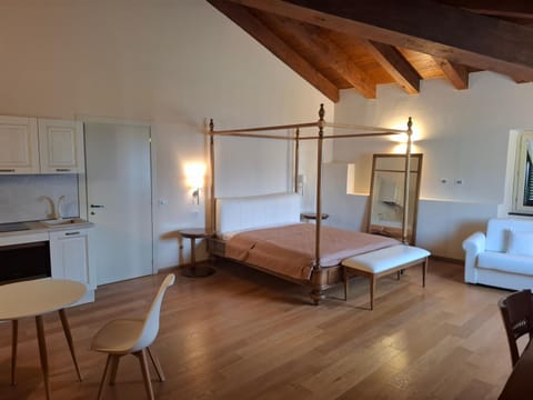 Bed, Kitchen or kitchenette, Bedroom
