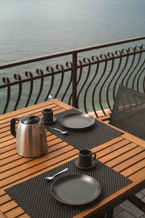 Coffee/tea facilities, Balcony/Terrace, Lake view