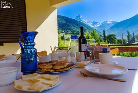 Food close-up, Day, Natural landscape, Food and drinks, Food, Garden view, Mountain view, Breakfast, Continental breakfast, Drinks, Alcoholic drinks, Non alcoholic drinks