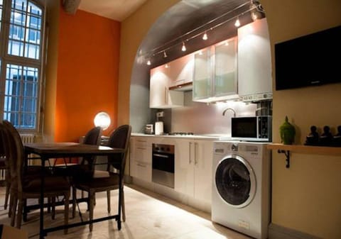 TV and multimedia, Coffee/tea facilities, View (from property/room), Kitchen or kitchenette, Other, Photo of the whole room, Decorative detail, Seating area, Dining area, City view, Street view, Area and facilities