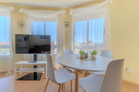 TV and multimedia, Living room, Seating area, Dining area, Evening entertainment