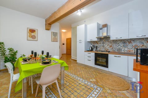 Dining area, kitchen