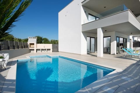 BBQ facilities, Garden, Swimming pool