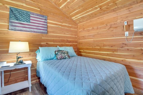 Fish and Boat Anglers Cabin 2 Mi to White River Cabin in Lakeview