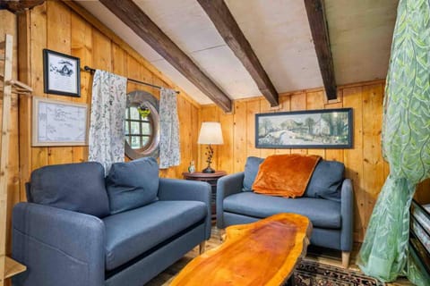 Hobbits Rest House in Salem