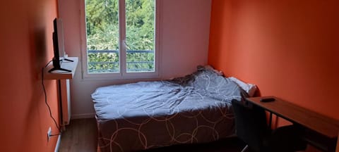 chambre chez raissa , pièces communes partagées Vacation rental in Montigny-le-Bretonneux