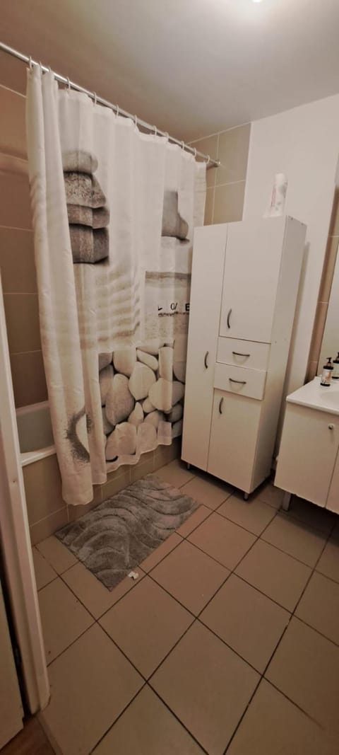 chambre chez raissa , pièces communes partagées Vacation rental in Montigny-le-Bretonneux