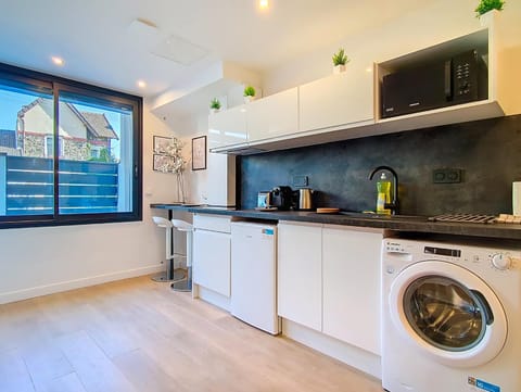 Coffee/tea facilities, Kitchen or kitchenette, stove, toaster, washing machine