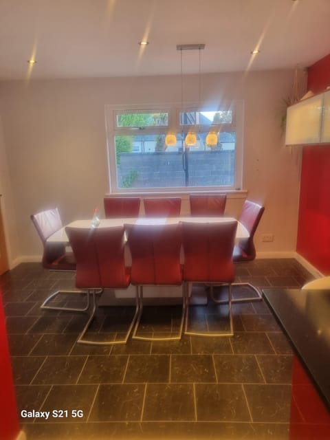 Serene Family Home and Gardens Villa in Dundee