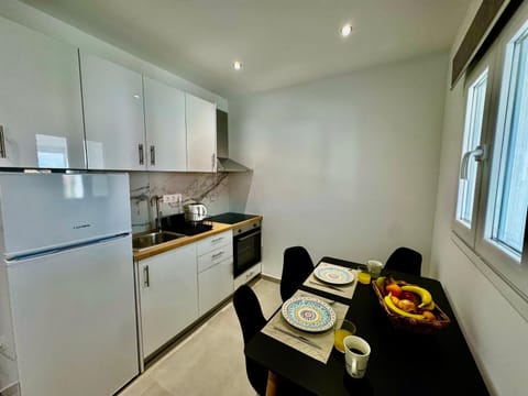 Kitchen or kitchenette, Dining area, oven, stove
