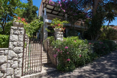 Patio, Facade/entrance