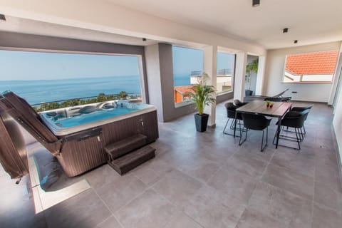 View (from property/room), Balcony/Terrace, Sea view, sunbed