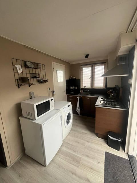 Kitchen or kitchenette, stove, washing machine