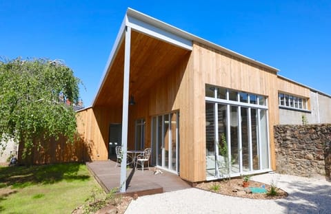 Property building, Spring, Day, Garden, Garden view