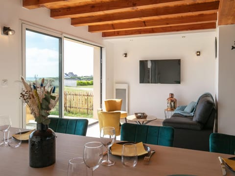 Holiday Home Les reflets bleus by Interhome House in Kerlouan