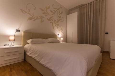 Bed, Photo of the whole room, Decorative detail, Bedroom