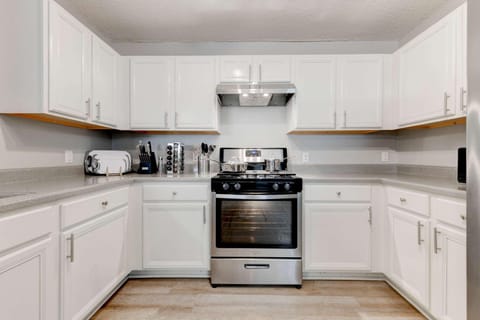 Coffee/tea facilities, Kitchen or kitchenette, oven, stove