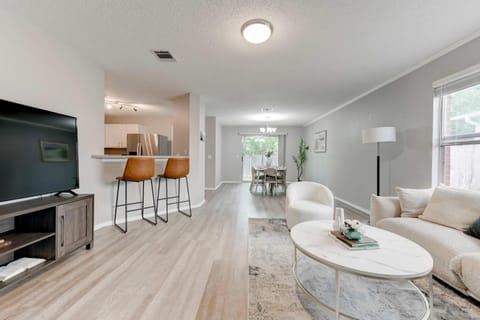 Communal lounge/ TV room, TV and multimedia, Living room, Seating area, Evening entertainment