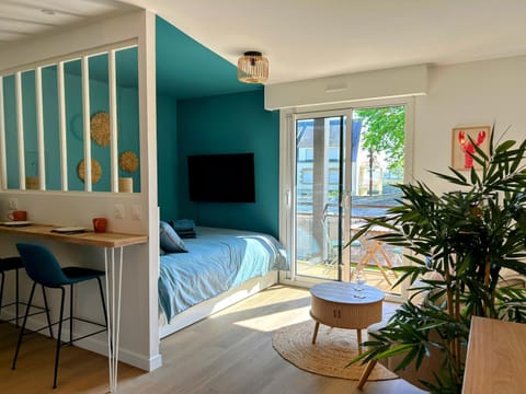 Bed, TV and multimedia, Photo of the whole room