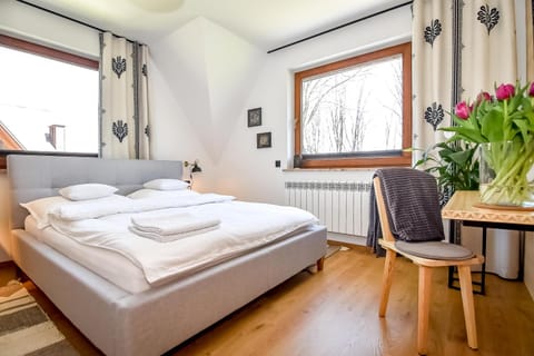 Bed, Photo of the whole room, Seating area, Bedroom, towels