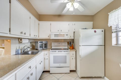 Pool Access, 9 Mi to Pompano Beach Breezy Condo! Apartment in Lauderdale Lakes