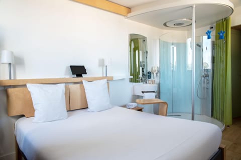 Shower, Bed, TV and multimedia, Photo of the whole room