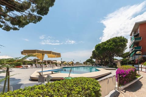 Spring, Day, Pool view, Swimming pool, sunbed