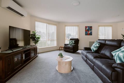 TV and multimedia, Living room, Seating area, air conditioner