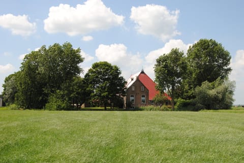 Facade/entrance, BBQ facilities, Garden