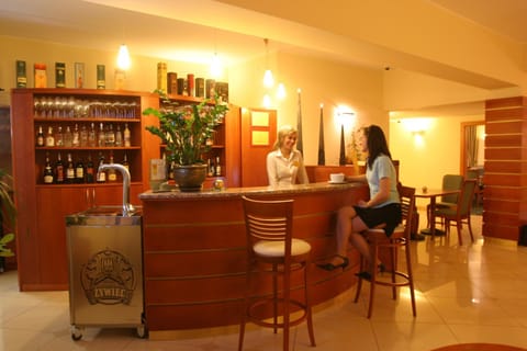 Staff, Lobby or reception, Lounge or bar, Alcoholic drinks, Non alcoholic drinks, group of guests