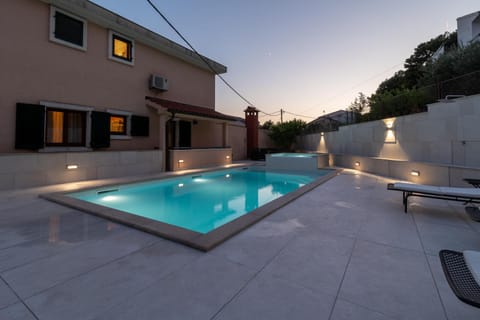 Apartment Villa Lavandula - Swimming pool view Übernachtung mit Frühstück in Trogir