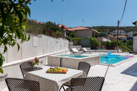 Apartment Villa Lavandula - Swimming pool view Chambre d’hôte in Trogir