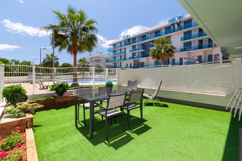 Balcony/Terrace, Dining area, Pool view