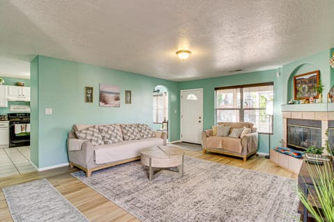 11 Mi to River of Lights Family Home with Yard House in Rio Rancho