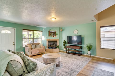 11 Mi to River of Lights Family Home with Yard House in Rio Rancho