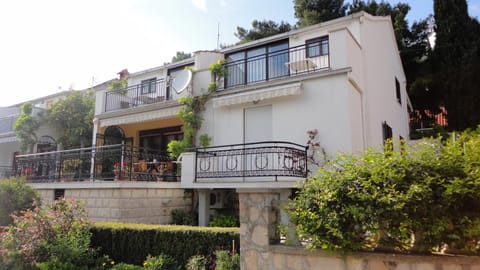 Guesthouse Apartment Božica Bed and Breakfast in Bol