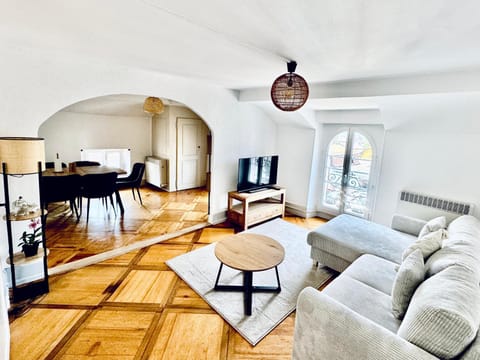 TV and multimedia, Living room, Seating area, Evening entertainment